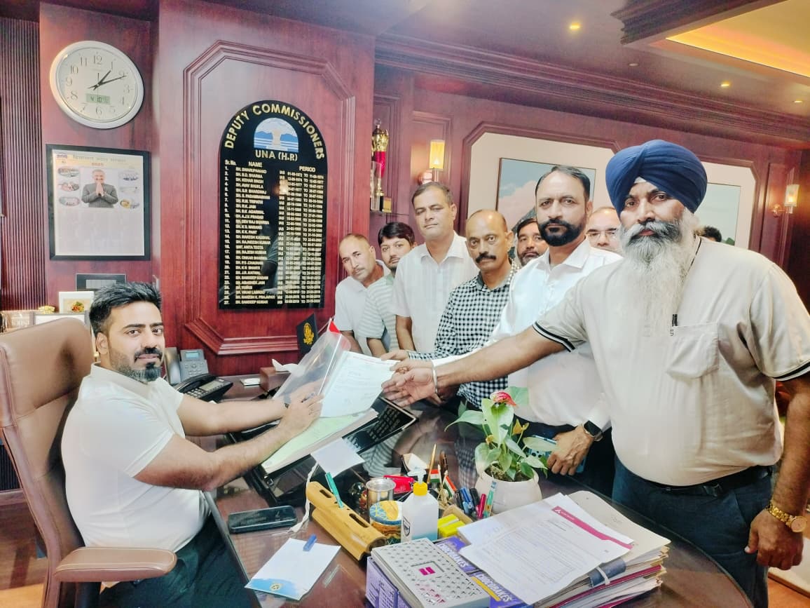 डीसी से की कर्मचारी प्रतिनिधिमण्डल ने भेंट